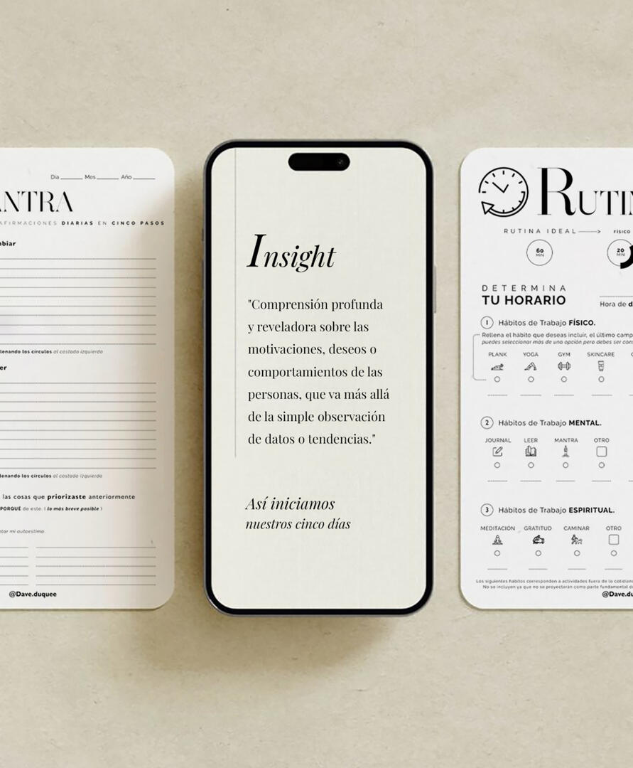 Persona revisando checklist de hábitos en escritorio minimalista, ambiente ordenado