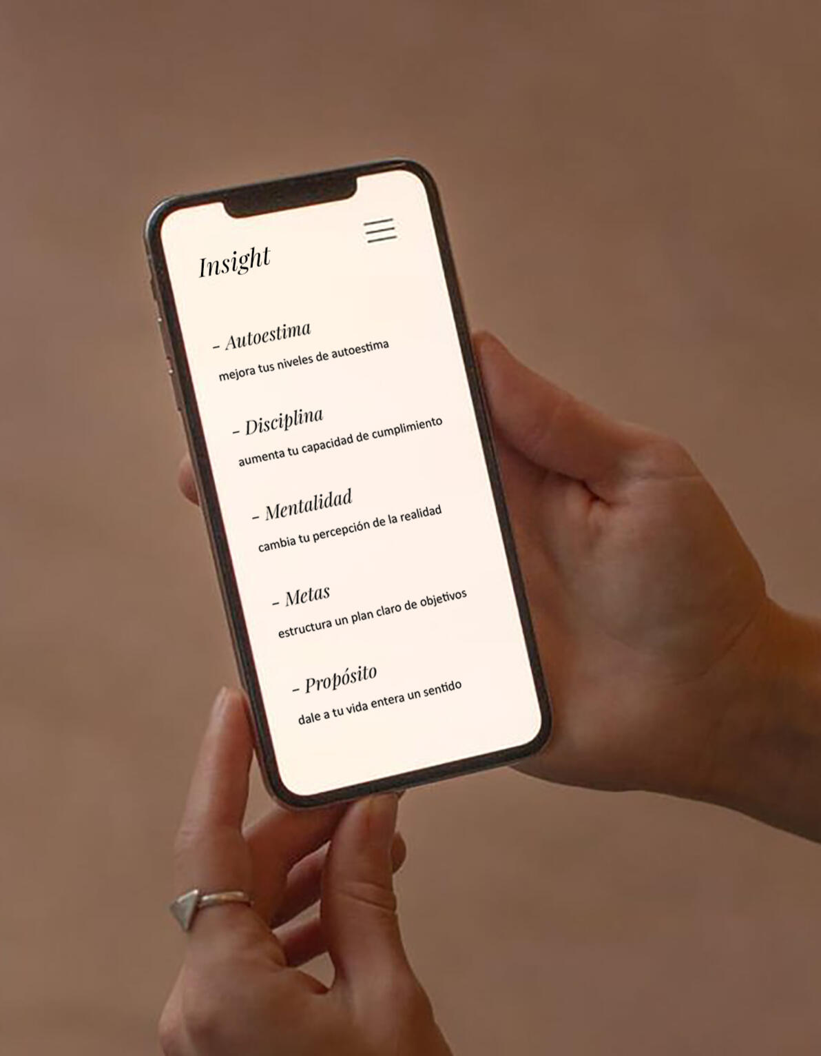 Persona revisando checklist de hábitos en escritorio minimalista, ambiente ordenado